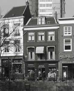 67049 Gezicht op de voorgevel van het huis Oudegracht 140 te Utrecht.